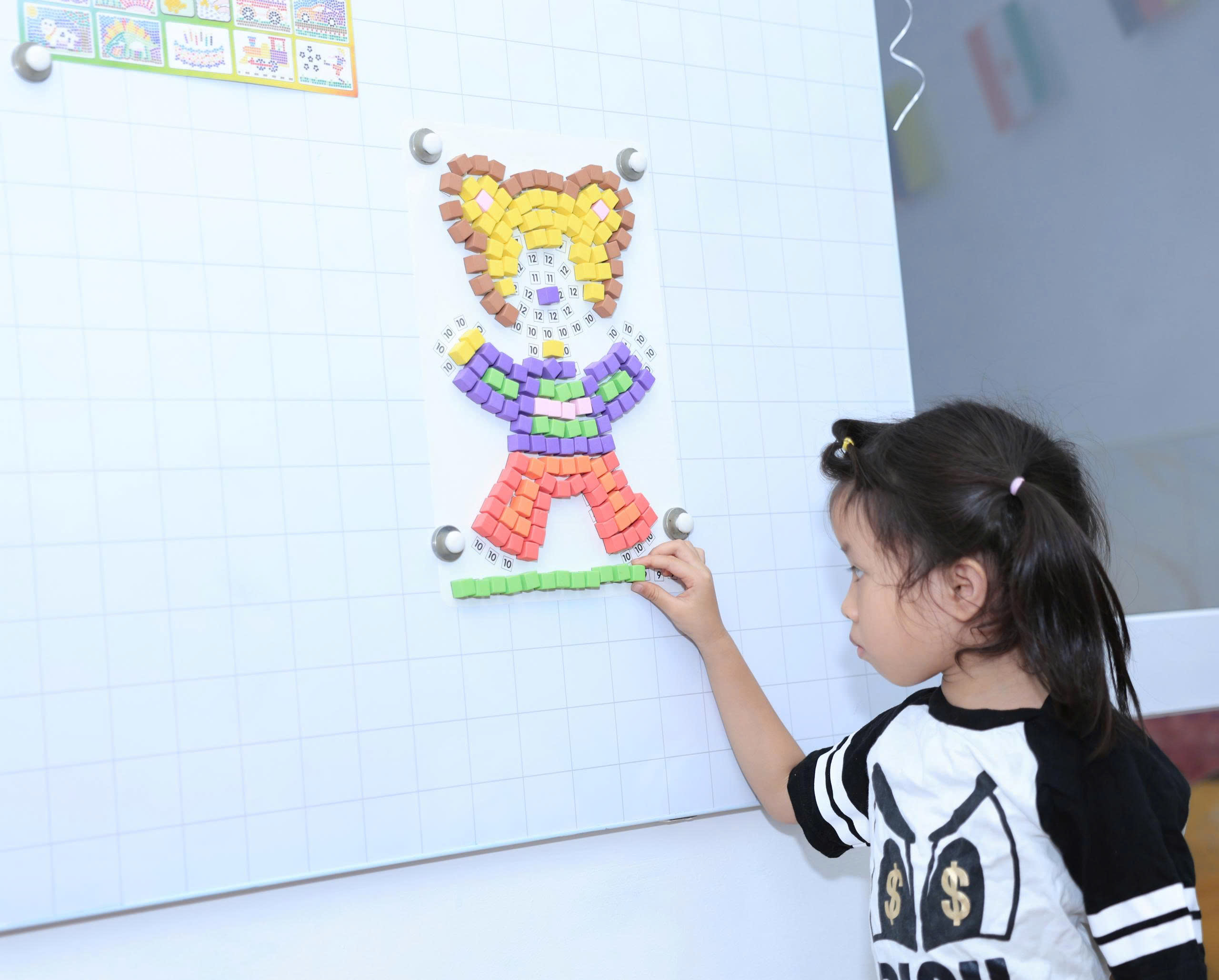 Học viên lắp ráp hình gấu sáng tạo trên bảng