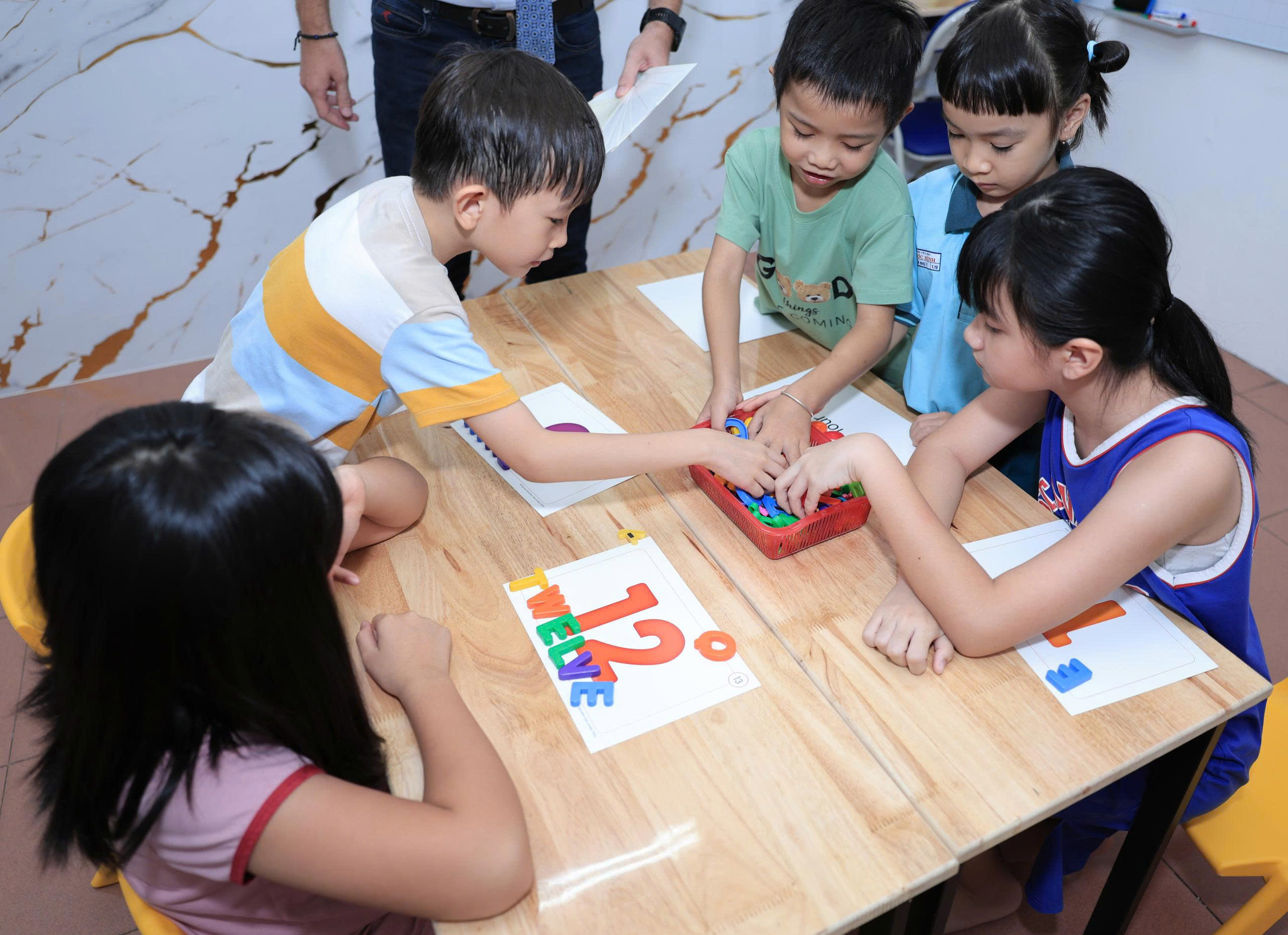 Làm việc nhóm: Các bé cùng nhau ghép chữ cái thành từ 'TWELVE'